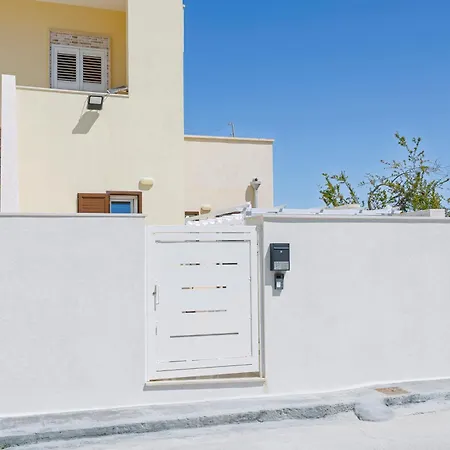Silver - House In The Center With Garden, Apartment Otranto