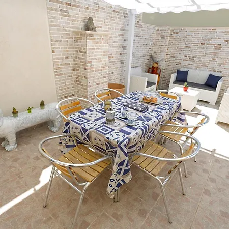 Silver - House In The Center With Garden, Apartamento