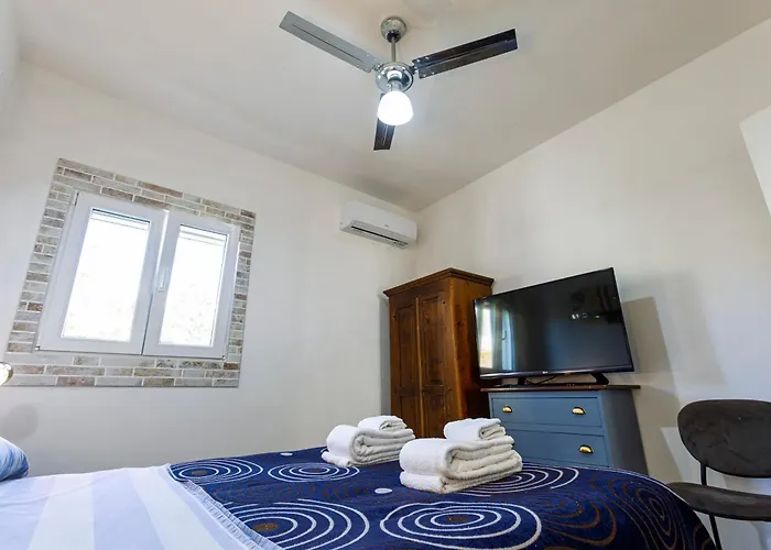 Silver - House In The Center With Garden, Apartment Otranto