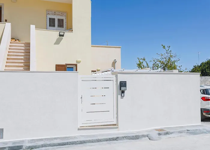 Silver - House In The Center With Garden, Apartment Otranto